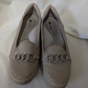 Bzees Womens Cream Flats sz9